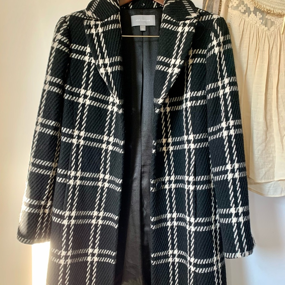 ANN TAYLOR plaid wool blend coat. Size 6. EUC.
